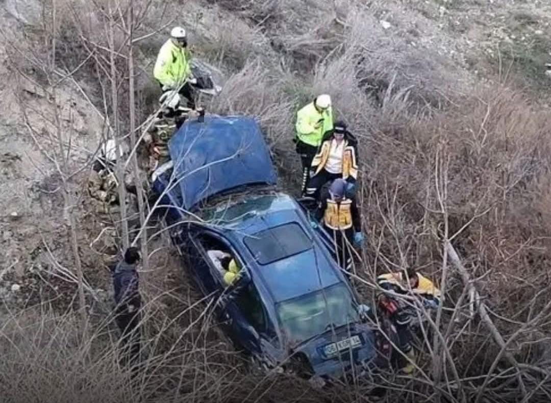 ANKARA'NIN BEYPAZARI İLÇESİNDE MEYDANA GELEN TRAFİK KAZASINDA, YOLDAN ÇIKIP 10 METREDEN YUVARLANAN...
