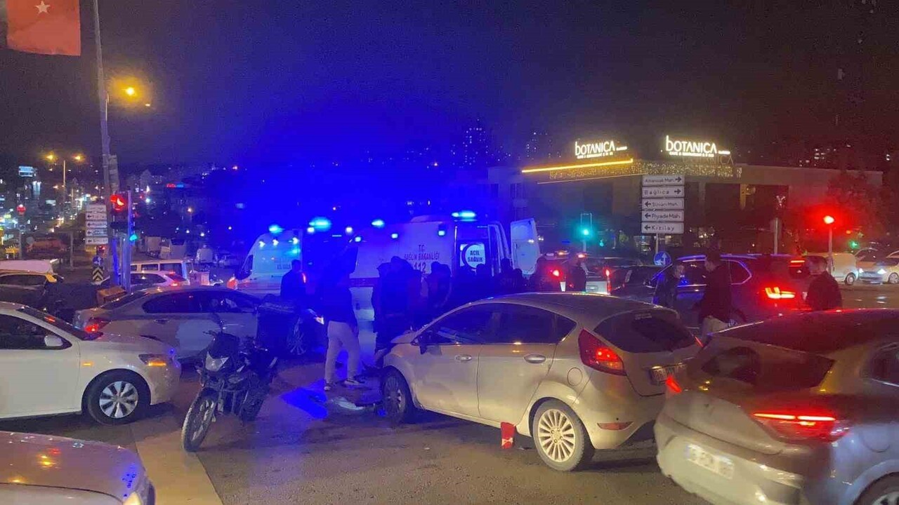 ANKARA'NIN ETİMESGUT İLÇESİNDE, KIRMIZI IŞIKTAN GEÇEN BİR OTOMOBİL İKİ MOTOSİKLETE ÇARPTI. KAZADA...