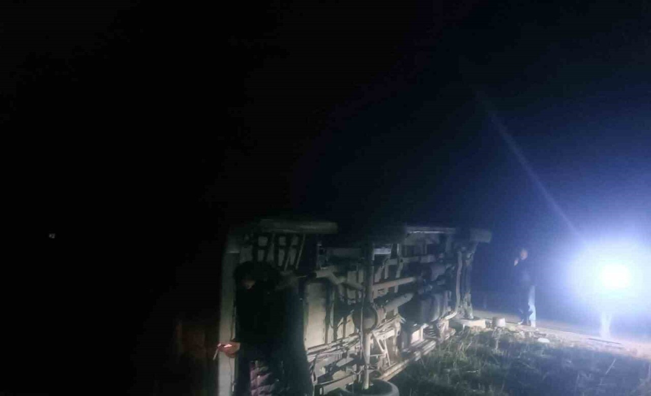 ANKARA'NIN NALLIHAN İLÇESİNDE İŞÇİ TAŞIYAN SERVİS  YAĞMURDAN ÖTÜRÜ KAYGANLAŞAN YOLDA KONTROLDEN...