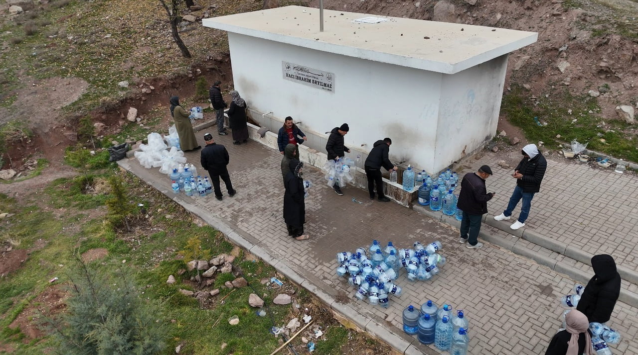 ANKARA'NIN SİNCAN İLÇESİNDE YAŞANAN UZUN SÜRELİ SU KESİNTİLERİ NEDENİYLE VATANDAŞLAR MAĞDUR...