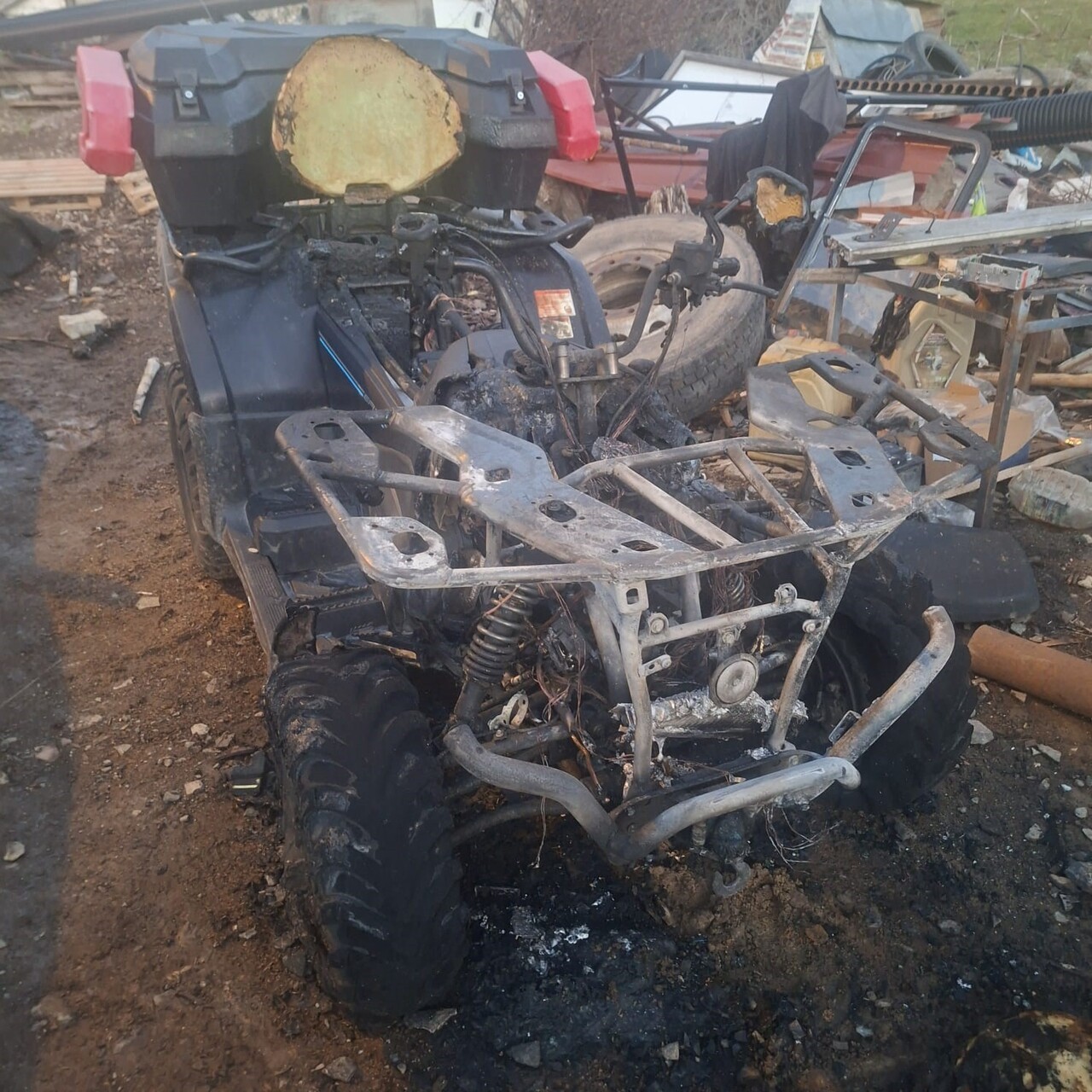 ANKARA’NIN ÇAMLIDERE İLÇESİNDE, 3 KİŞİ BİR ŞAHSIN 4 ARACIN KUNDAKLADI. O ANLAR GÜVENLİK KAMERASINA...