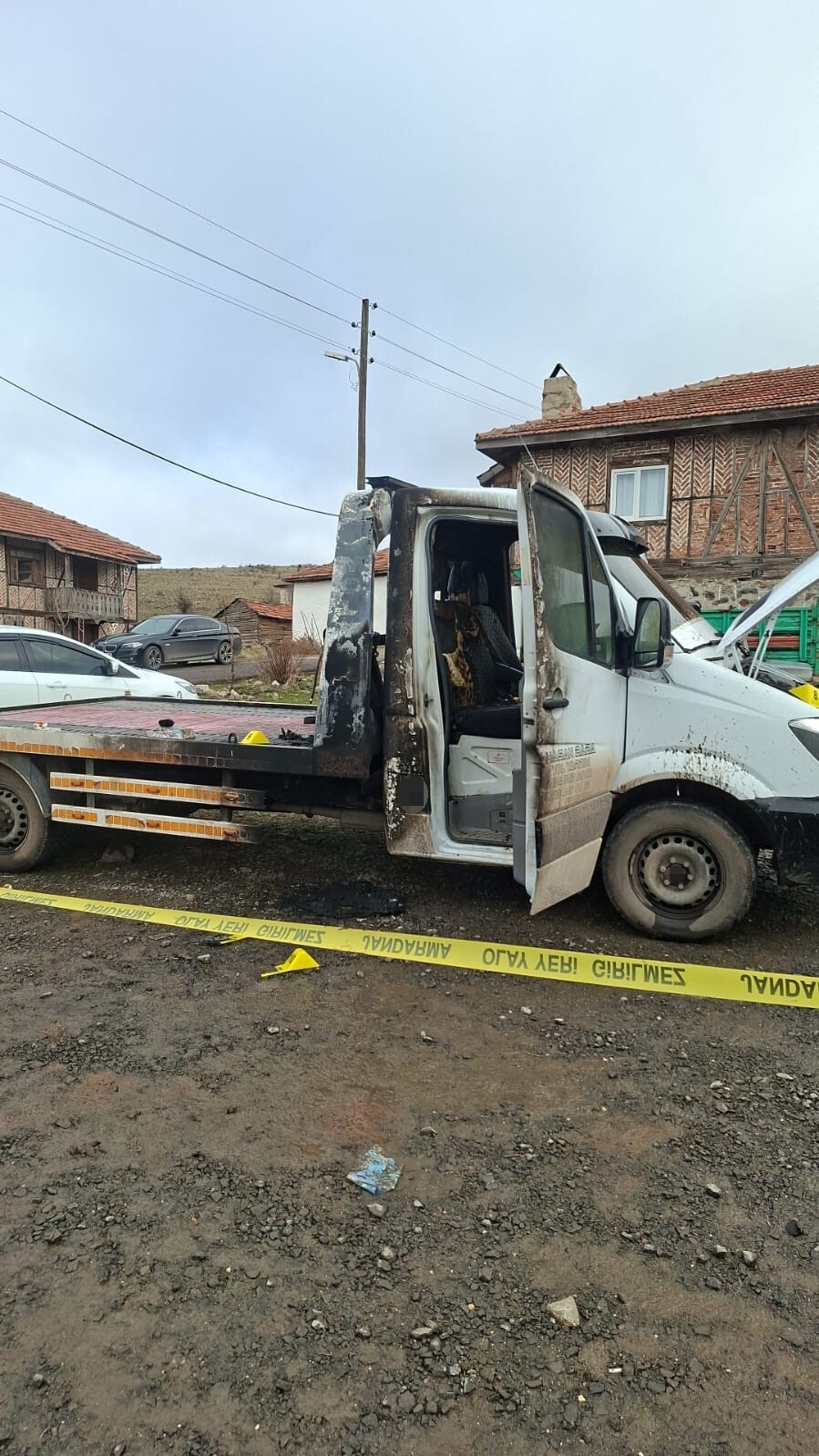 ANKARA’NIN ÇAMLIDERE İLÇESİNDE, 3 KİŞİ BİR ŞAHSIN 4 ARACIN KUNDAKLADI. O ANLAR GÜVENLİK KAMERASINA...