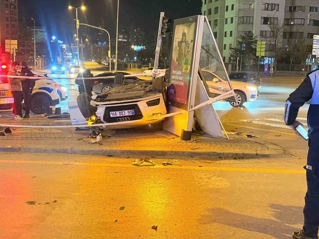 ANKARA’NIN ÇANKAYA İLÇESİNDE SÜRÜCÜSÜNÜN KONTROLÜNÜ KAYBETTİĞİ OTOMOBİL İLE MOTOSİKLET ÇARPIŞTI....