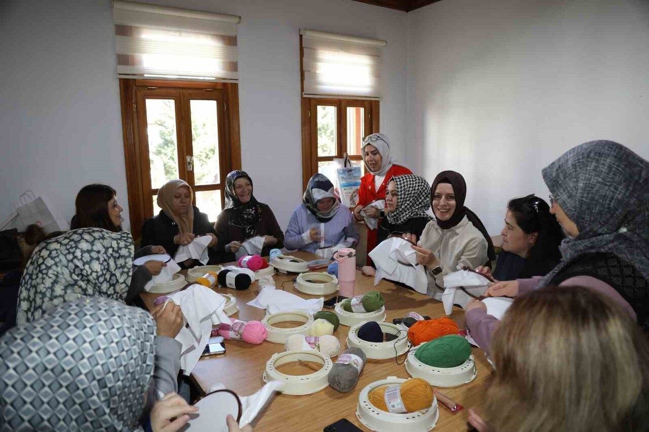 ANKARA’NIN ÇUBUK İLÇESİNDE KADINLARA YÖNELİK HAYATA GEÇİRİLEN KADIN EL İŞLERİ ATÖLYESİ, TÜRKİYE’YE...
