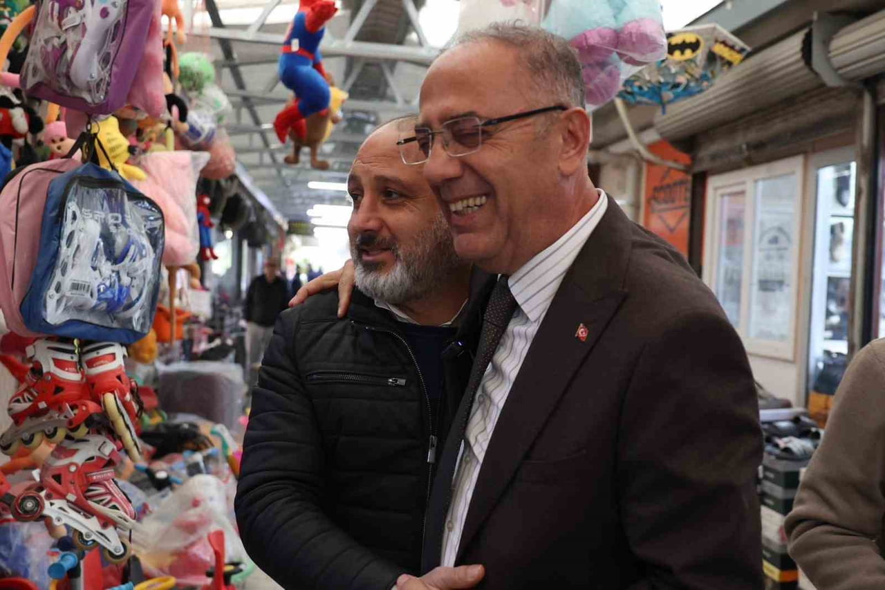 ANTAKYA BELEDİYE BAŞKANI İBRAHİM NACİ YAPAR, AYAKKABICILAR ÇARŞISI’NI ZİYARET EDEREK ESNAFLA BİR...