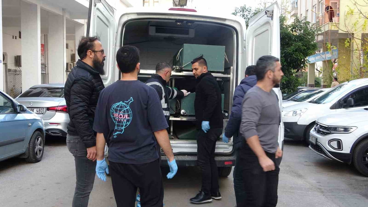 ANTALYA'DA 70 YAŞINDAKİ KADIN, EVİNİN OTURMA ODASINDA ÖLÜ BULUNDU