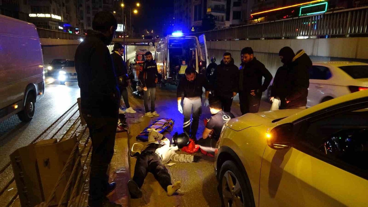 ANTALYA'DA ALT GEÇİT GİRİŞİNDE YAVAŞLAYAN TRAFİĞİ SON ANDA FARK EDEN MOTOSİKLET SÜRÜCÜSÜ ÖNCE...