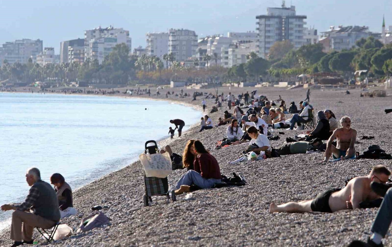 ANTALYA'DA ARALIK AYINDA GECE SAATLERİNE 8 DERECE ÖLÇÜLEN HAVA SICAKLIĞI ÖĞLE SAATLERİNDE İSE 24...