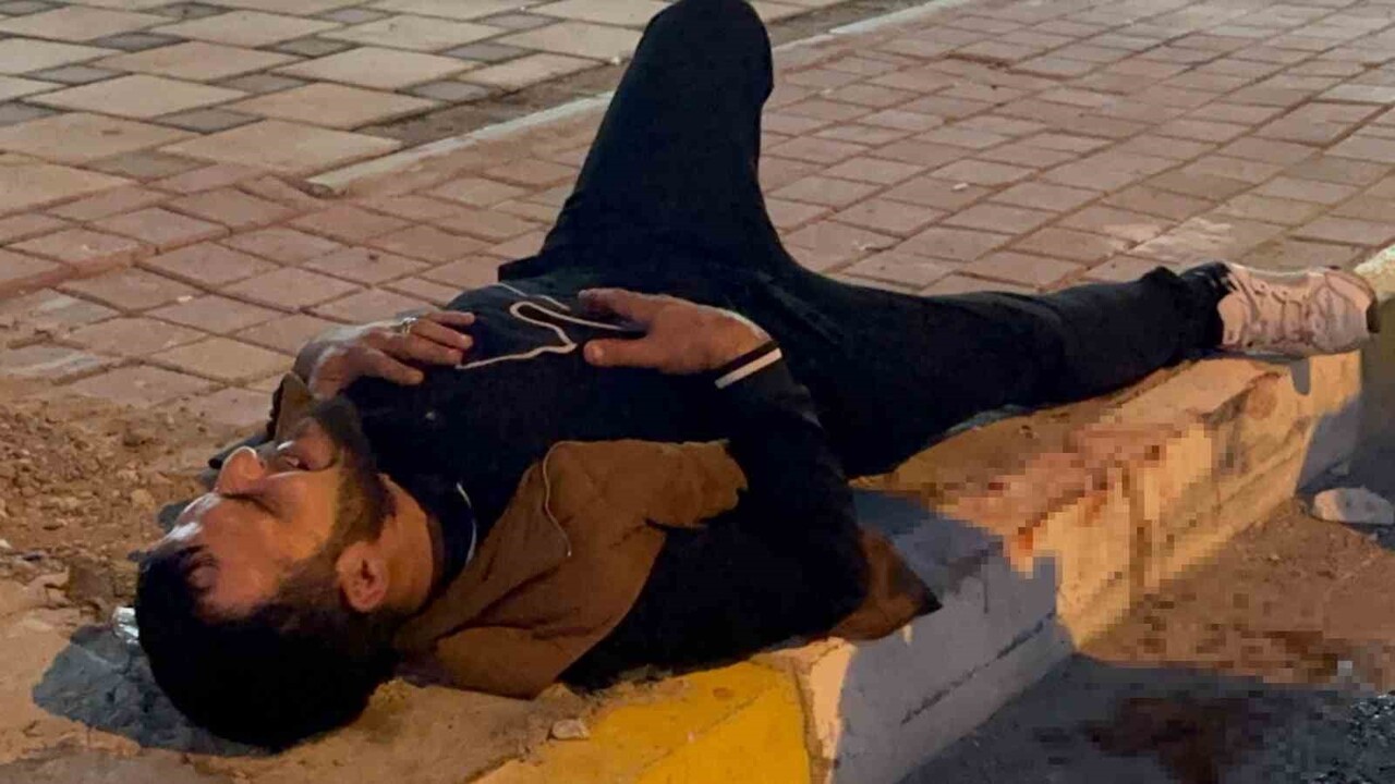 ANTALYA'DA KALDIRIMDA YÜRÜYEN  ADAM, KENDİSİNDEN SİGARA İSTEYEN VE  YAŞLARI 15 İLA 16 ARASINDA...