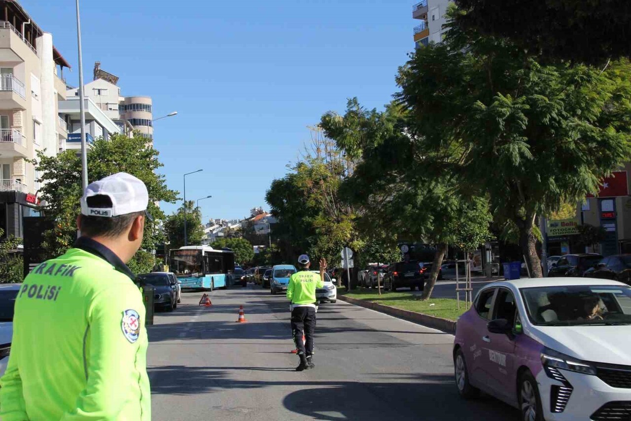 ANTALYA'DA SON BİR HAFTADA GERÇEKLEŞTİRİLEN TRAFİK DENETİMLERİNDE 46 BİN 656 ARAÇ VE SÜRÜCÜ...