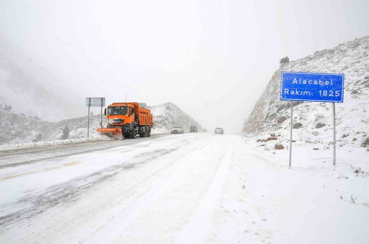 ANTALYA'NIN AKSEKİ İLÇESİNDE BİN 825 METRE RAKIMLI ALACABEL'DE DÜN AKŞAM SAATLERİNDE BAŞLAYAN KAR...