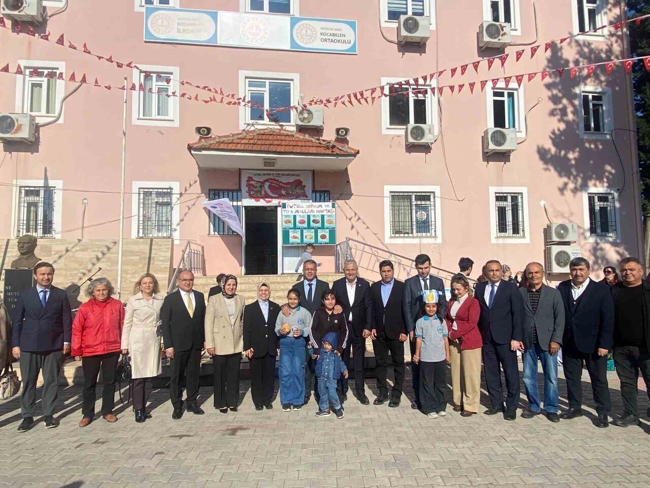 ANTALYA'NIN AKSU İLÇESİNDE YERLİ MALI HAFTASI, YERLİ VE MİLLİ ÜRETİMİN ÖNEMİNE DİKKAT ÇEKİLEN...