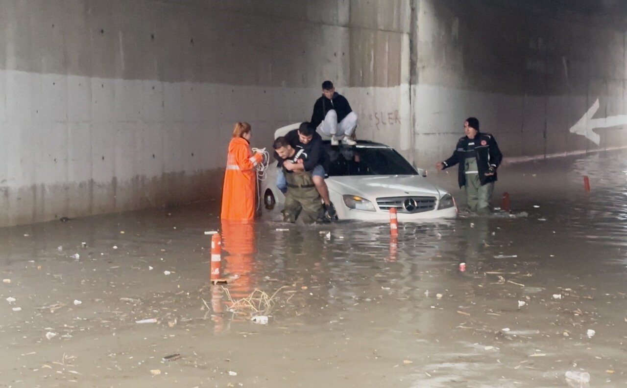 ANTALYA'NIN DEMRE İLÇESİNDE ETKİLİ OLAN SAĞANAK VE DOLU YAĞIŞINDAN DOLAYI BAZI NOKTALAR ADETA GÖLE...
