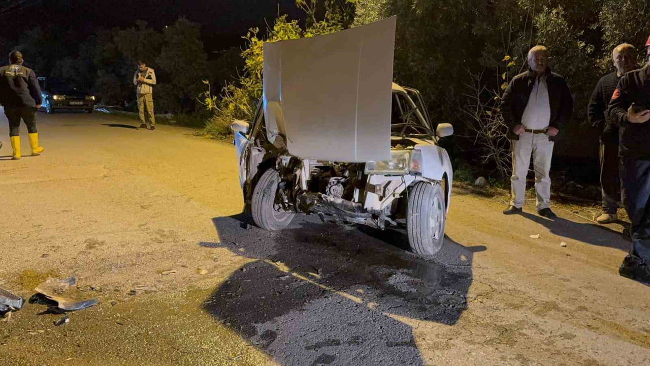 ANTALYA'NIN GAZİPAŞA İLÇESİNDE MEYDANA GELEN TRAFİK KAZASINDA SU KANALININ BAĞLANTI NOKTASINDAKİ...
