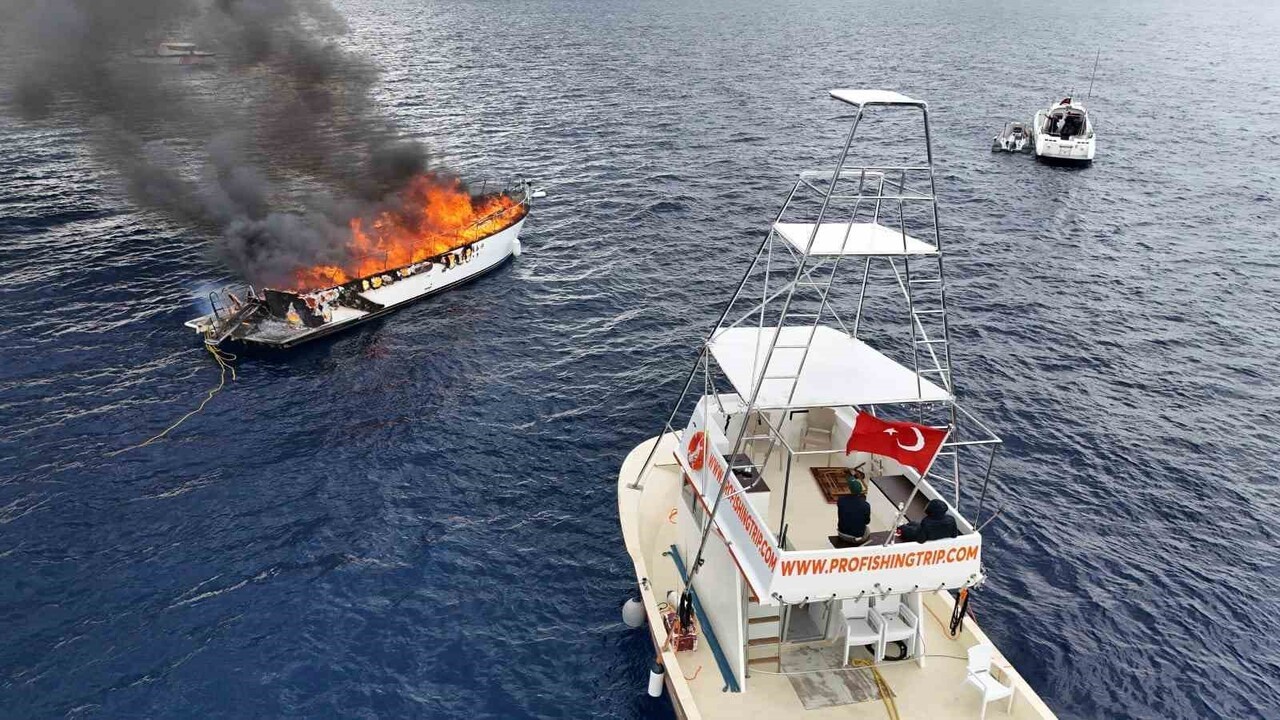 ANTALYA'NIN KAŞ İLÇESİ KALKAN AÇIKLARINDA SEYİR HÂLİNDEYKEN YANMAYA BAŞLAYAN VE SAHİL GÜVENLİK...