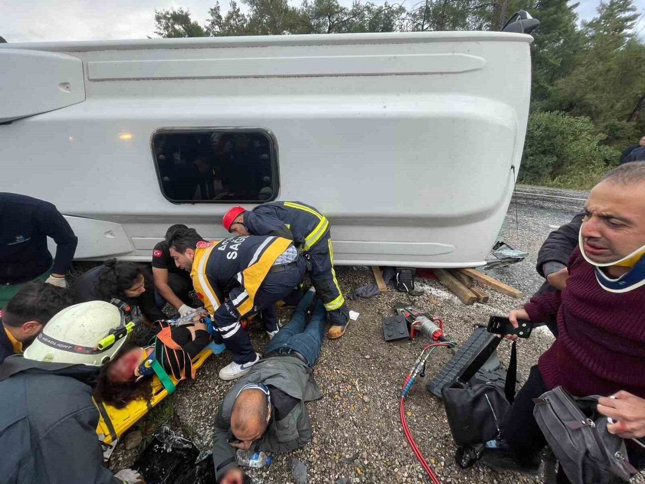 ANTALYA'NIN KEMER İLÇESİ YAKINLARINDA MEYDANA GELEN TRAFİK KAZASINDA  6 KİŞİ YARALANDI.