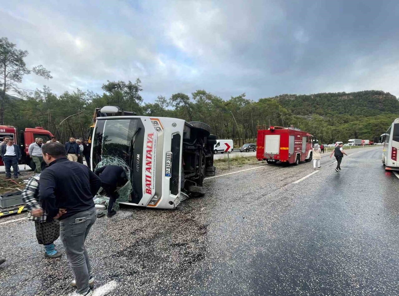 ANTALYA'NIN KEMER İLÇESİ YAKINLARINDA MEYDANA GELEN TRAFİK KAZASINDA  6 KİŞİ YARALANDI.