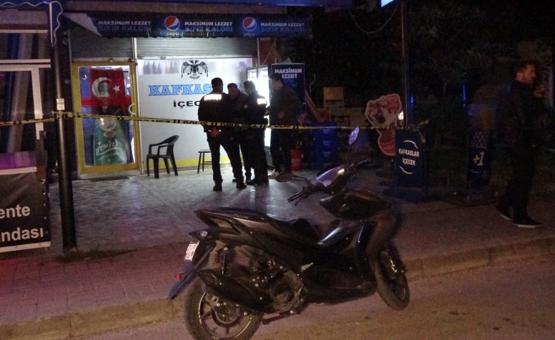 ANTALYA'NIN MANAVGAT İLÇESİNDE BİR MARKETTE MEYDANA GELEN OLAYDA, İŞYERİ SAHİBİ TARTIŞTIĞI 2...