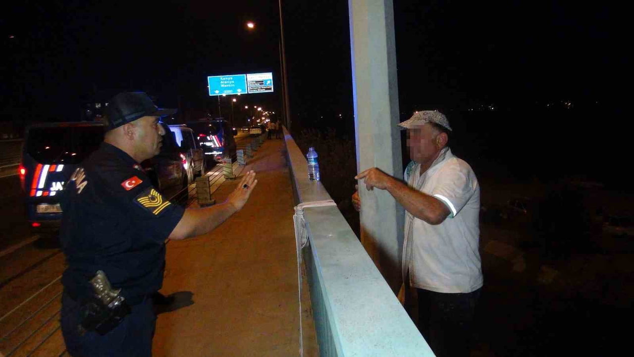 ANTALYA'NIN MANAVGAT İLÇESİNDE BOYNUNDA İP VE ELİNDE BIÇAKLA KÖPRÜYE ÇIKAN ŞAHIS POLİS TARAFINDAN...