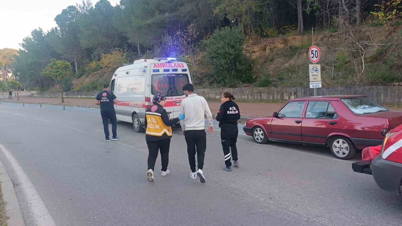 ANTALYA'NIN MANAVGAT İLÇESİNDE KAVŞAĞA YAKLAŞTIĞI SIRADA REFÜJ BORDÜRÜNE ÇARPARAK TERS DÖNEN...