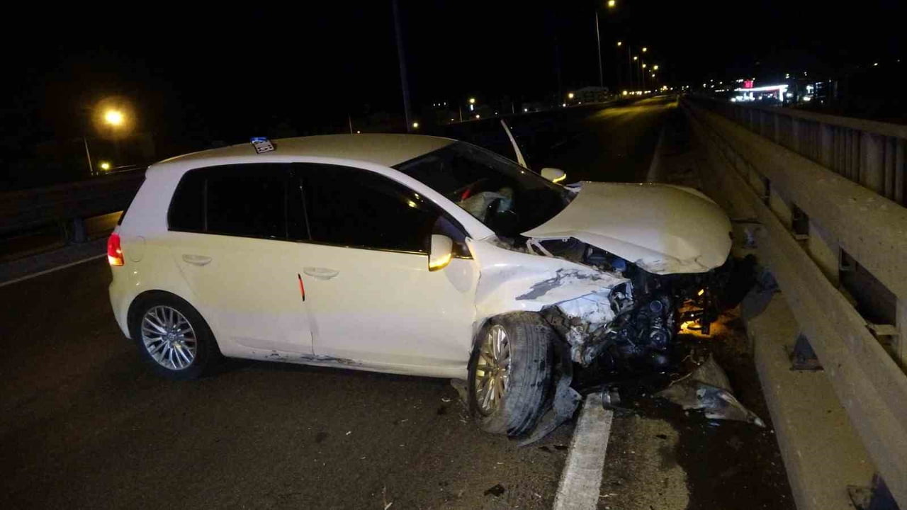 ANTALYA'NIN MANAVGAT İLÇESİNDE OTOMOBİLİN BARİYERLERE ÇARPMASI SONUCU 2 KİŞİ YARALANDI.