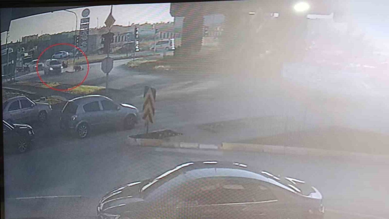 ANTALYA'NIN MANAVGAT İLÇESİNDE OTOMOBİLLE MOTORLU BİSİKLETİN ÇARPIŞMASI SONUCU MEYDANA GELEN...