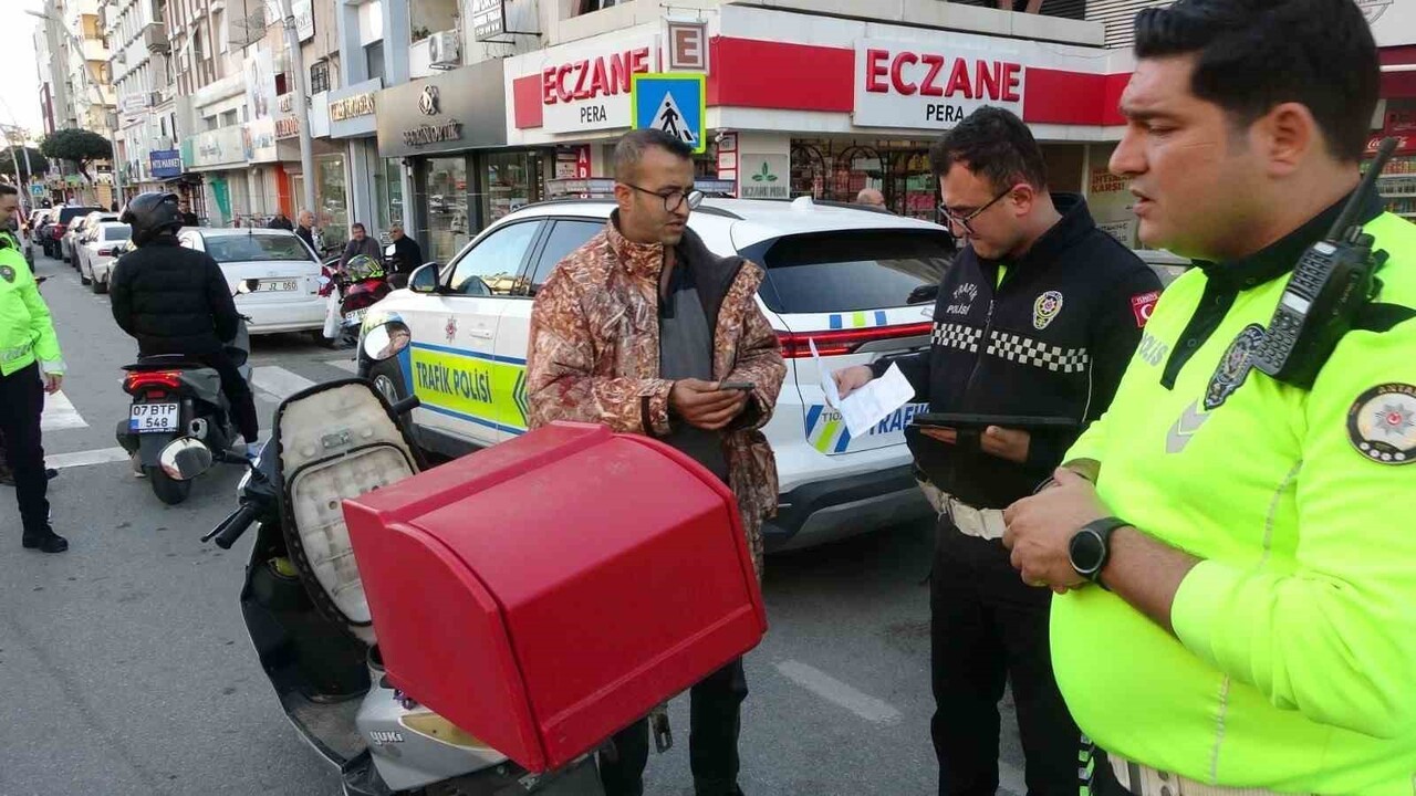 ANTALYA'NIN MANAVGAT İLÇESİNDE TRAFİK EKİPLERİ TARAFINDAN EŞ ZAMANLI DÜZENLENEN DENETİMLERDE 895...