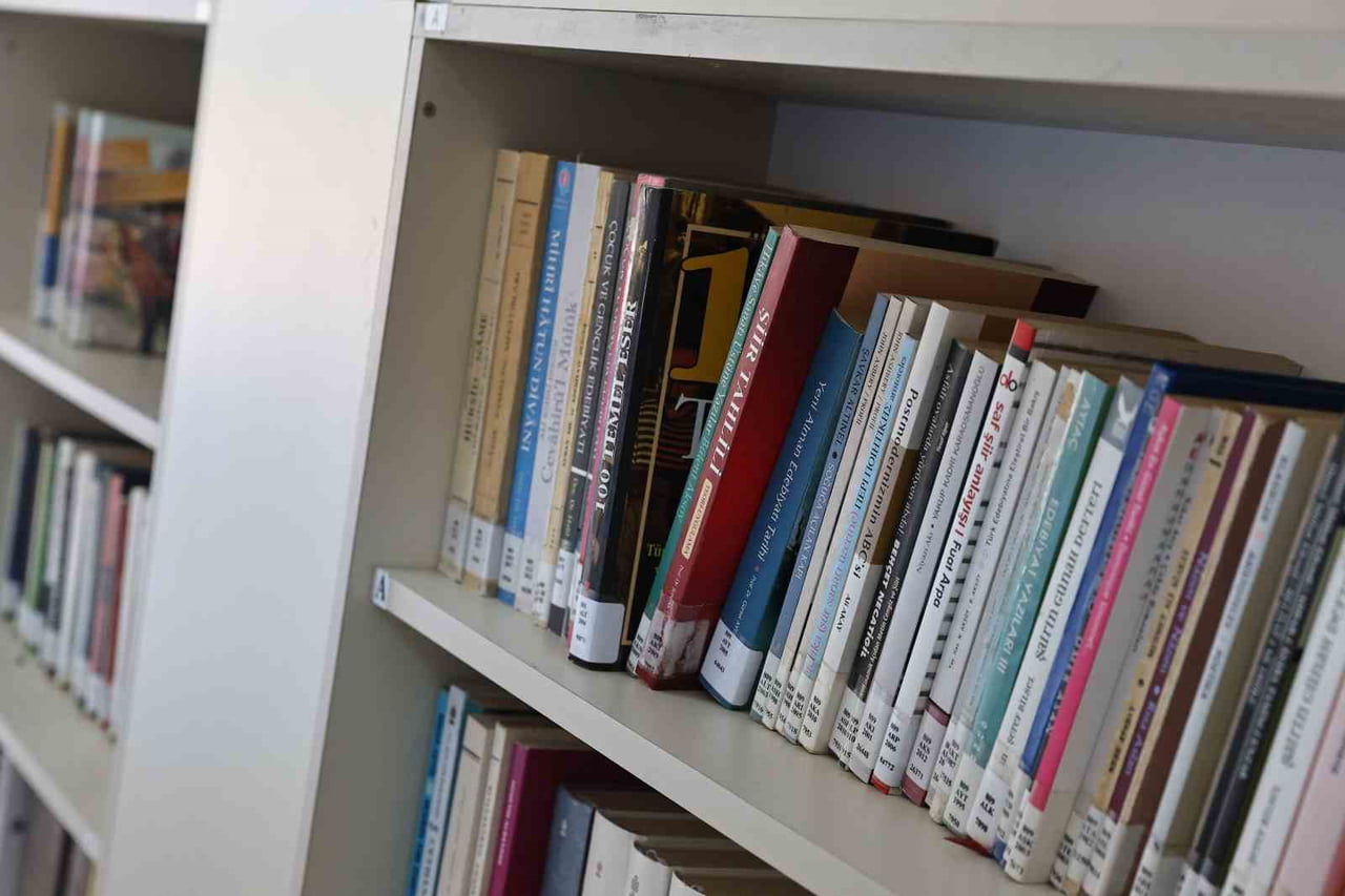 ANTALYA BÜYÜKŞEHİR BELEDİYESİ’NE BAĞLI DOĞAN HIZLAN KÜTÜPHANESİ, ZENGİN KİTAP ARŞİVİYLE...