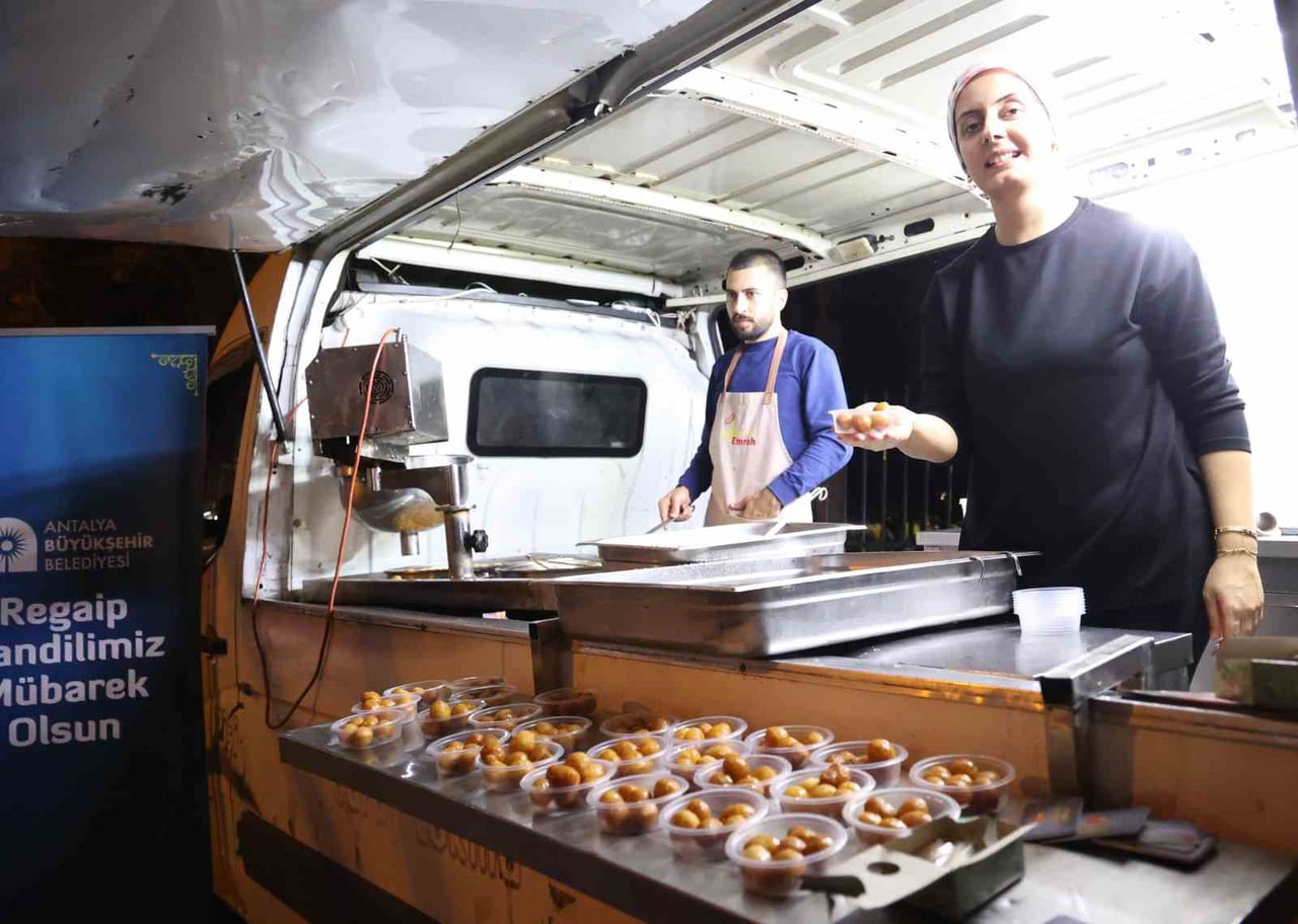 ANTALYA BÜYÜKŞEHİR BELEDİYESİ, REGAİP KANDİLİ DOLAYISIYLA 19 İLÇEDE VATANDAŞLARA LOKMA VE KANDİL...