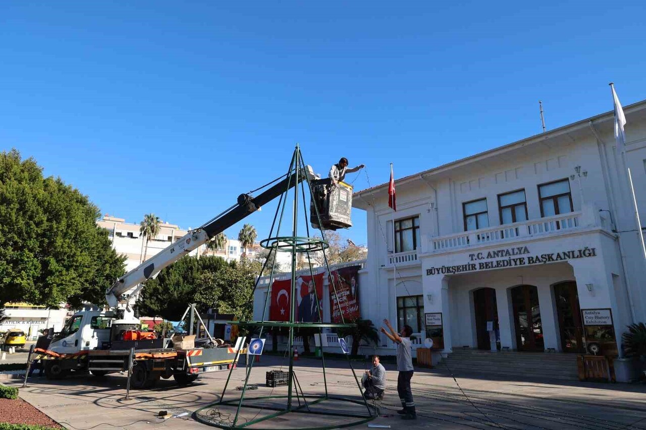 ANTALYA BÜYÜKŞEHİR BELEDİYESİ YENİ YIL HAZIRLIKLARI KAPSAMINDA ANTALYA'NIN DÖRT BİR YANINI IŞIL...