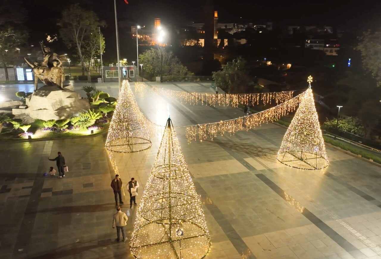 ANTALYA BÜYÜKŞEHİR BELEDİYESİ YENİ YIL HAZIRLIKLARI KAPSAMINDA ANTALYA'NIN DÖRT BİR YANINI IŞIL...
