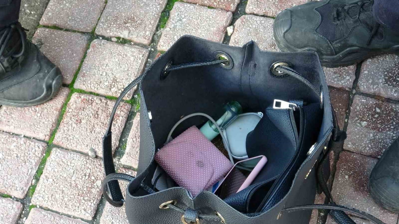 ANTALYA’DA BİR KADININ KOLUNDAKİ ÇANTAYI KALDIRIMA BIRAKARAK UZAKLAŞAN ŞÜPHELİ ŞAHIS MEZARLIKTA...