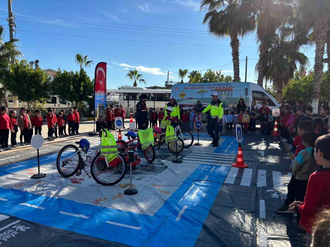 ANTALYA İL JANDARMA KOMUTANLIĞI EKİPLERİNCE İL GENELİNDEKİ OKULLARDA ÖĞRENİM GÖREN ÖĞRENCİLERE...