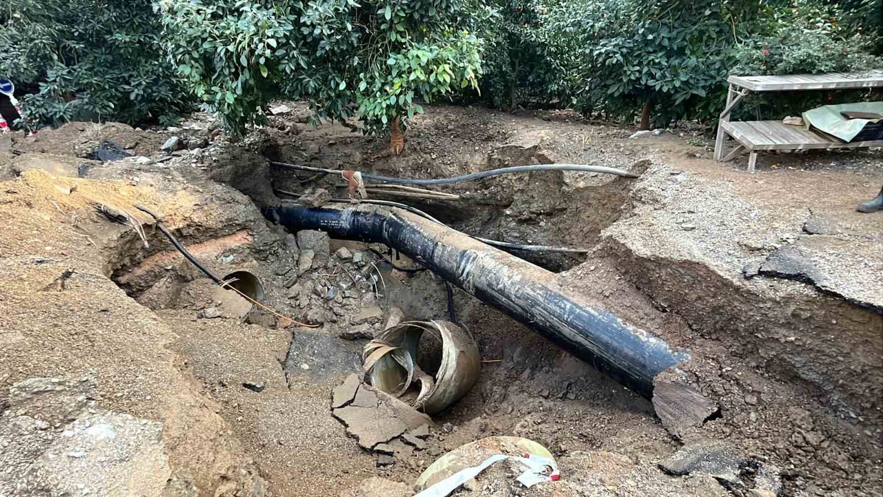 ANTALYA’NIN ALANYA İLÇESİNDE DSİ’YE AİT SULAMA BORUSUNUN PATLAMASI SONUCU PARK HALİNDEKİ BİR...