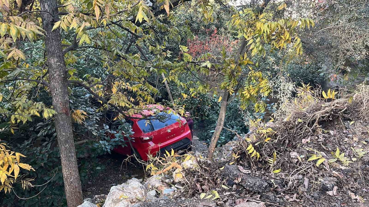ANTALYA’NIN ALANYA İLÇESİNDE DSİ’YE AİT SULAMA BORUSUNUN PATLAMASI SONUCU PARK HALİNDEKİ BİR...