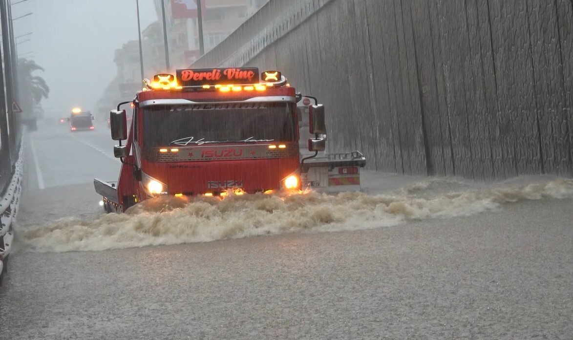 ANTALYA’NIN ALANYA İLÇESİNDE DÜN AKŞAM SAATLERİNDE BAŞLAYAN SAĞANAK YAĞIŞ, BUGÜN ÖĞLEDEN SONRA...