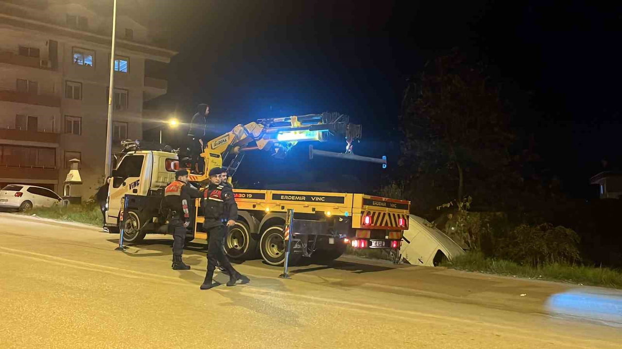 ANTALYA’NIN ALANYA İLÇESİNDE HAFİF TİCARİ KAMYONETİN ŞARAMPOLE YUVARLANMASI SONUCU 1 KİŞİ...