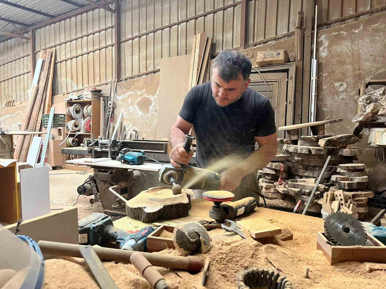 ANTALYA’NIN ALANYA İLÇESİNE BAĞLI OBA MAHALLESİ’NDE YAŞAYAN HİLMİ ÖZEN, MARANGOZLUK MESLEĞİNİ...