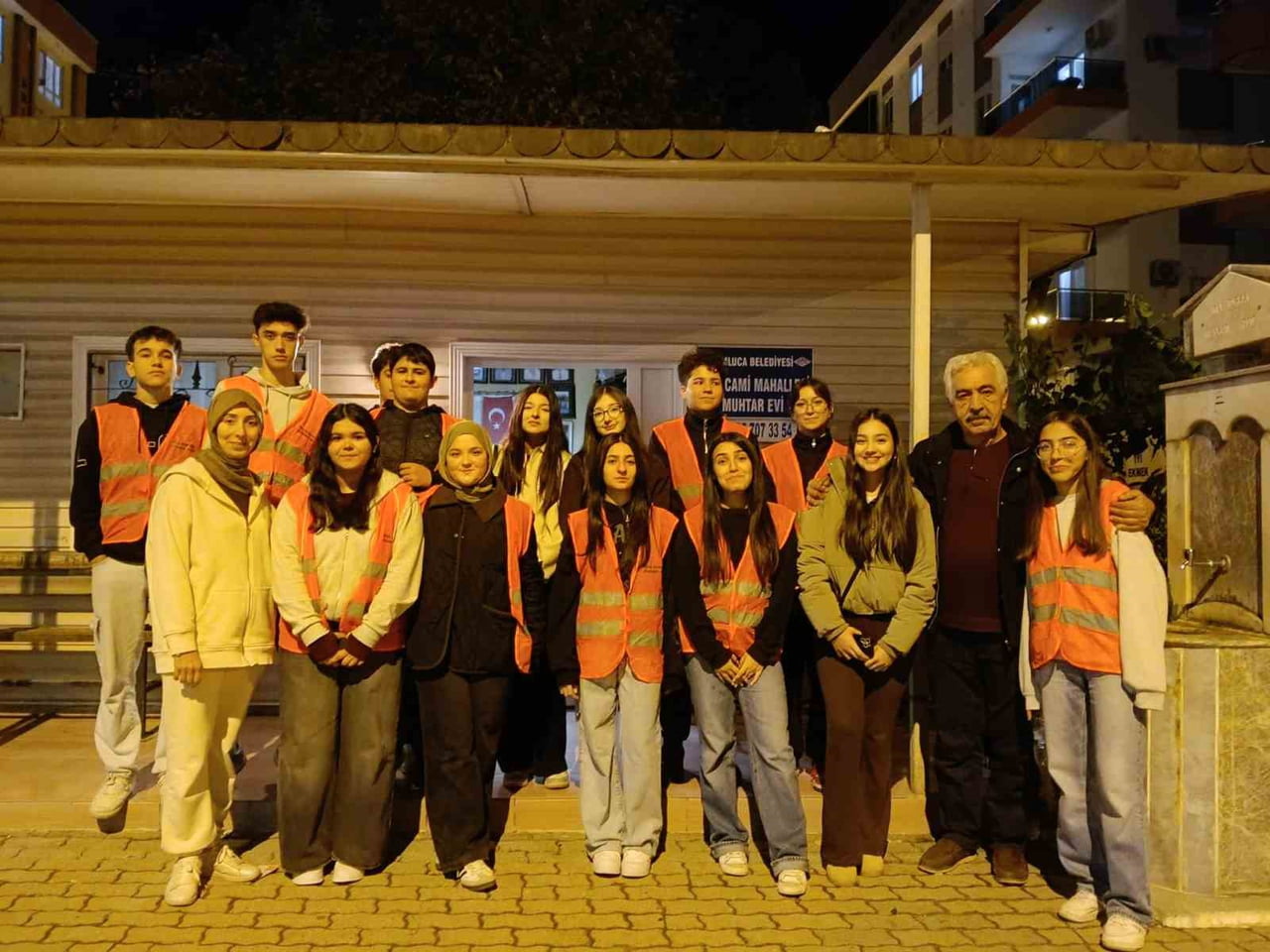 ANTALYA’NIN KUMLUCA İLÇESİNDE SOSYAL BİLİMLER LİSESİ ÖĞRENCİLERİ, İHTİYAÇ SAHİBİ AİLELERE ELBİSE...