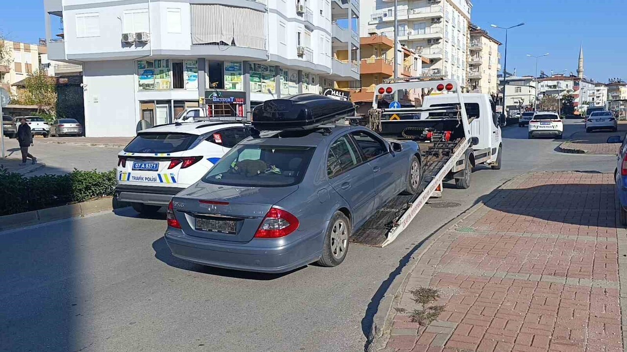 ANTALYA’NIN MANAVGAT İLÇESİNDE ASAYİŞ BÜRO AMİRLİĞİ EKİPLERİNCE PLAKASININ BEZLE KAPALI OLDUĞU...