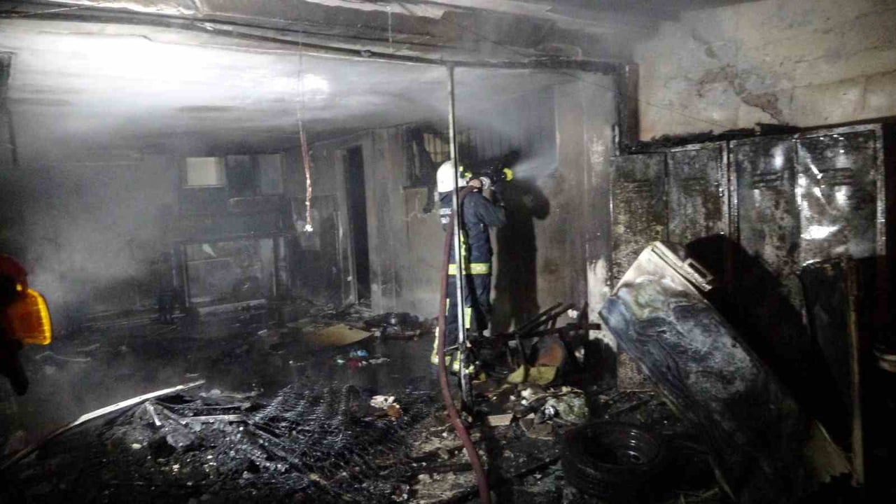 ANTALYA’NIN MANAVGAT İLÇESİNDE BİR APARTMANIN ZEMİN KATINDA YANGIN ÇIKTI. İTFAİYE EKİPLERİ...