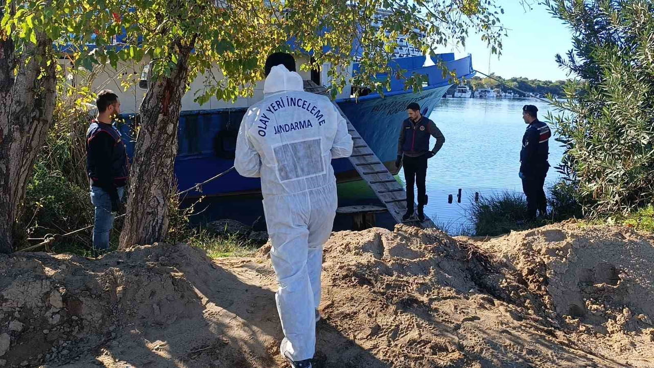 ANTALYA’NIN MANAVGAT İLÇESİNDE IRMAKTA DEMİRLİ BULUNAN BALIKÇI TEKNESİNİN YANINDA SU İÇERİSİNDE 54...