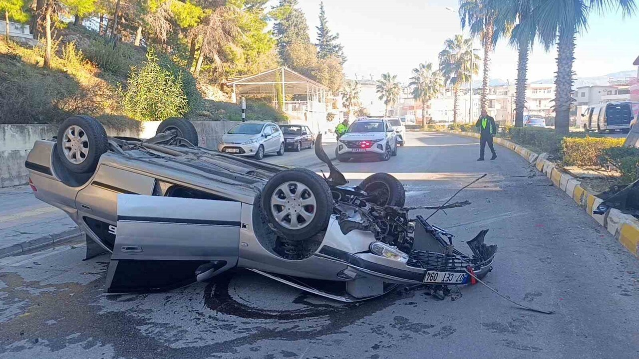 ANTALYA’NIN MANAVGAT İLÇESİNDE OTOMOBİLİN VİRAJI ALAMAYARAK REFÜJDEKİ AYDINLATMA DİREĞİNE ÇARPIP...