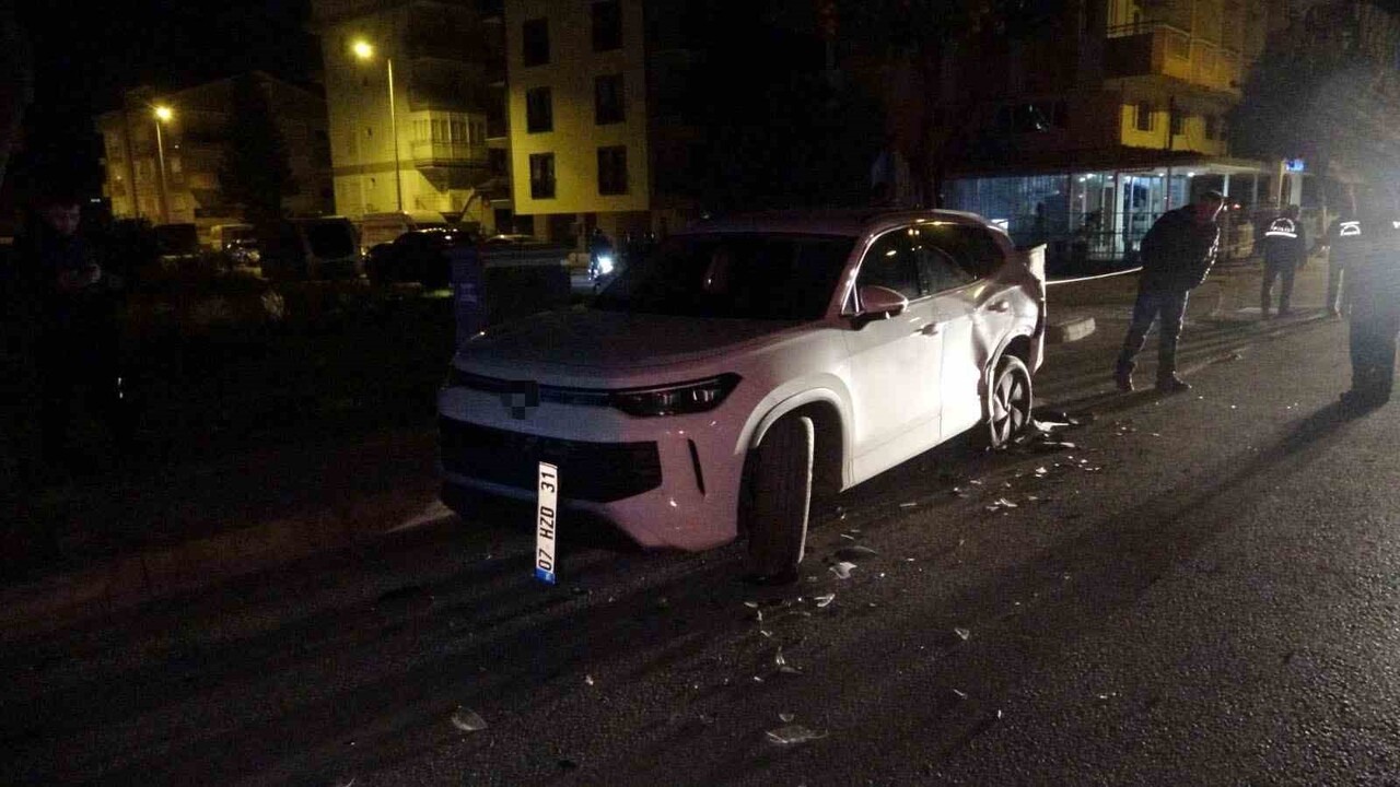 ANTALYA’NIN MANAVGAT İLÇESİNDE SEYİR HALİNDEKİ HAFİF TİCARİ ARAÇ, YOL KENARINDAKİ RESTORANIN...