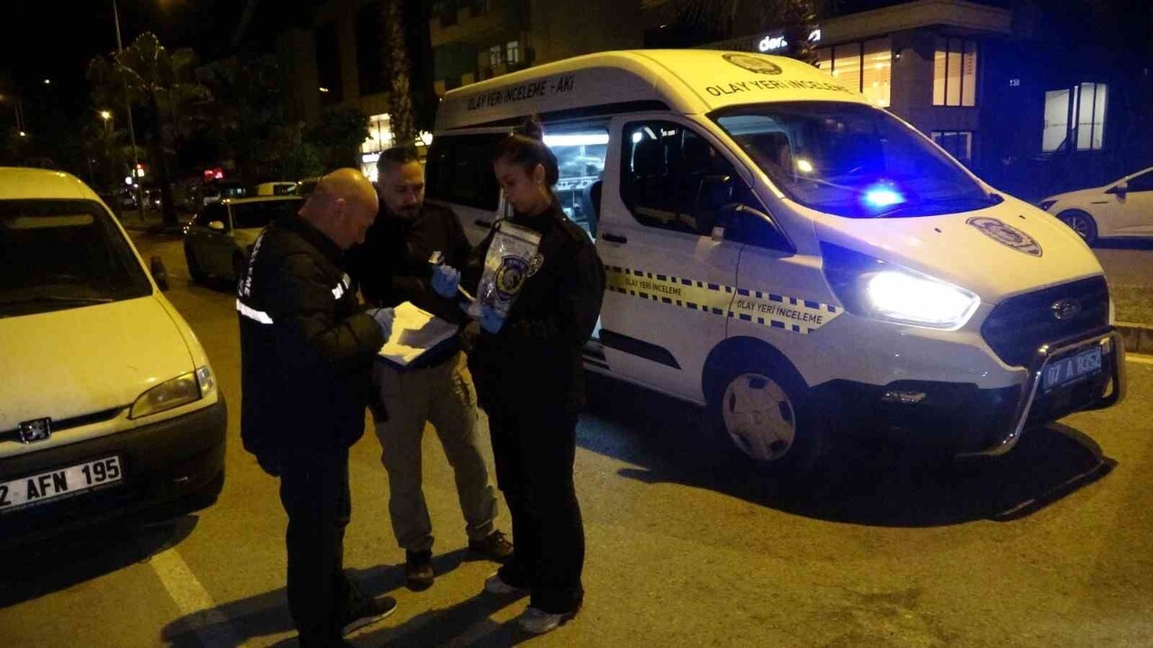 ANTALYA’NIN MANAVGAT İLÇESİNDE SEYİR HALİNDEKİ HAFİF TİCARİ ARAÇ, YOL KENARINDAKİ RESTORANIN...