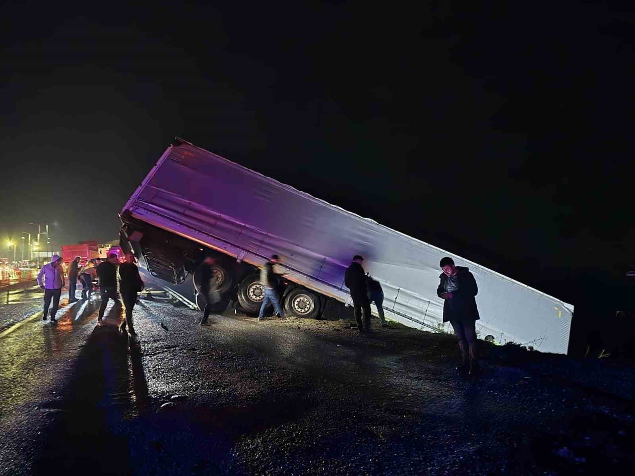 ANTALYA’NIN MANAVGAT İLÇESİNDE TÜNEL GİRİŞİNDE SÜRÜCÜSÜNÜN DİREKSİYON HAKİMİYETİNİ KAYBETTİĞİ TIR...