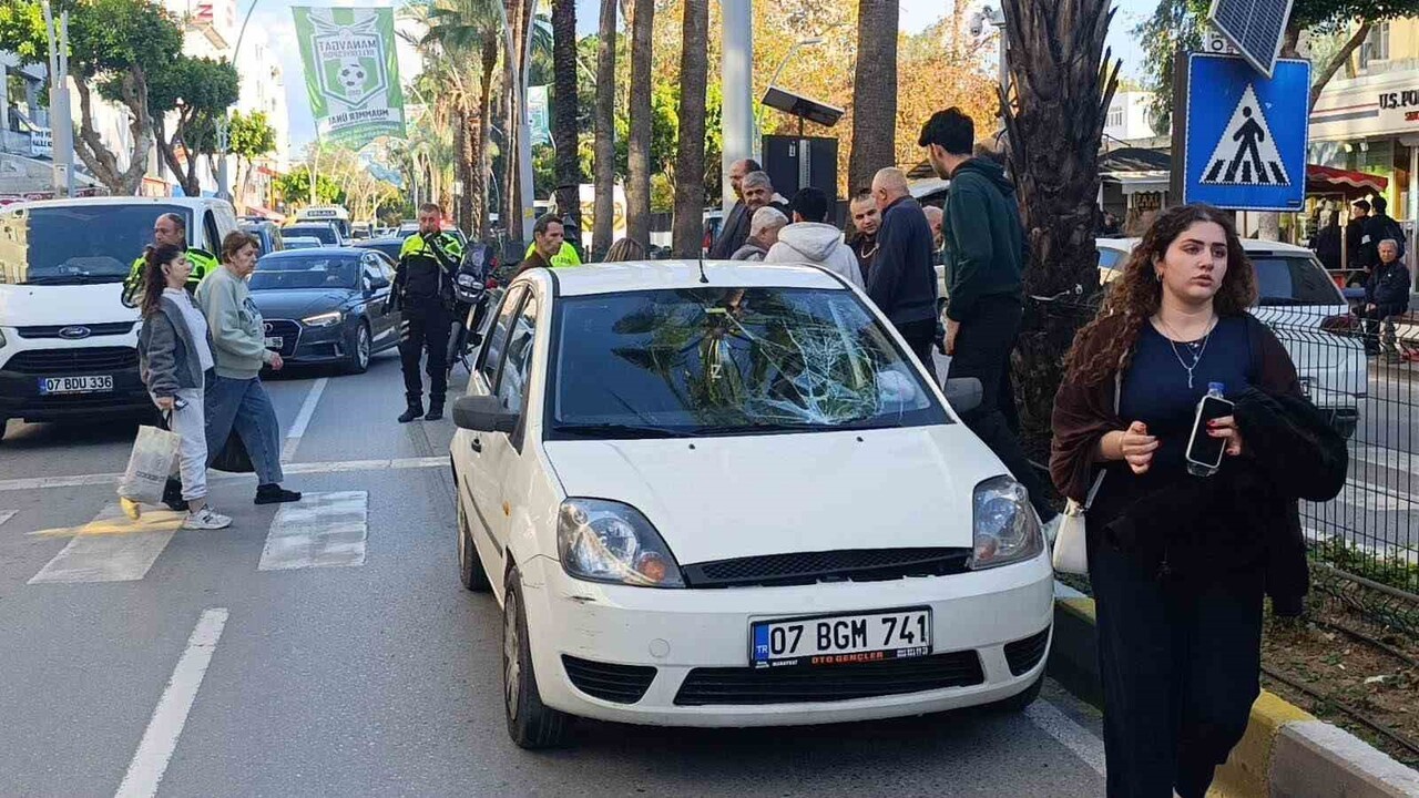 ANTALYA’NIN MANAVGAT İLÇESİNDE YAYA GEÇİDİNDEN GEÇMEYE ÇALIŞAN YAŞLI ADAMA OTOMOBİL ÇARPTI....