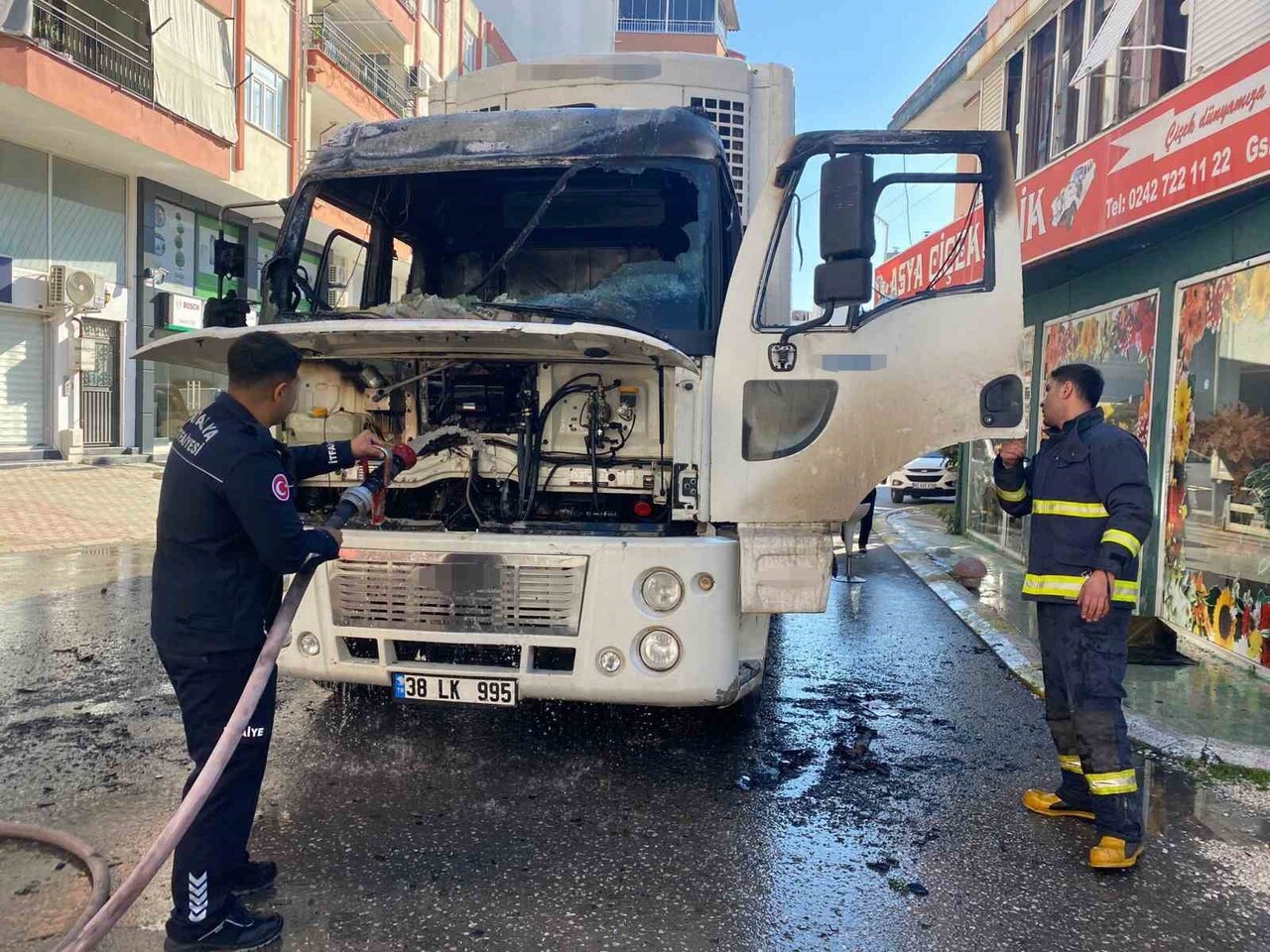 ANTALYA’NIN SERİK İLÇESİNDE PARK HALİNDEKİ BİR KAMYON, ÇIKAN YANGINDA KULLANILAMAZ HALE...