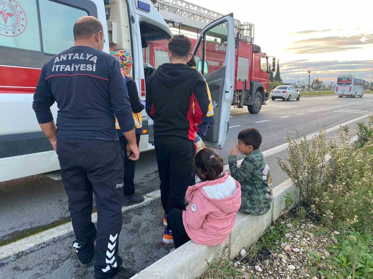 ANTALYA’NIN SERİK İLÇESİNDE YOLDA ARIZALANIP EMNİYET ŞERİDİNE PARK EDİLEN OTOMOBİLE HAFİF TİCARİ...