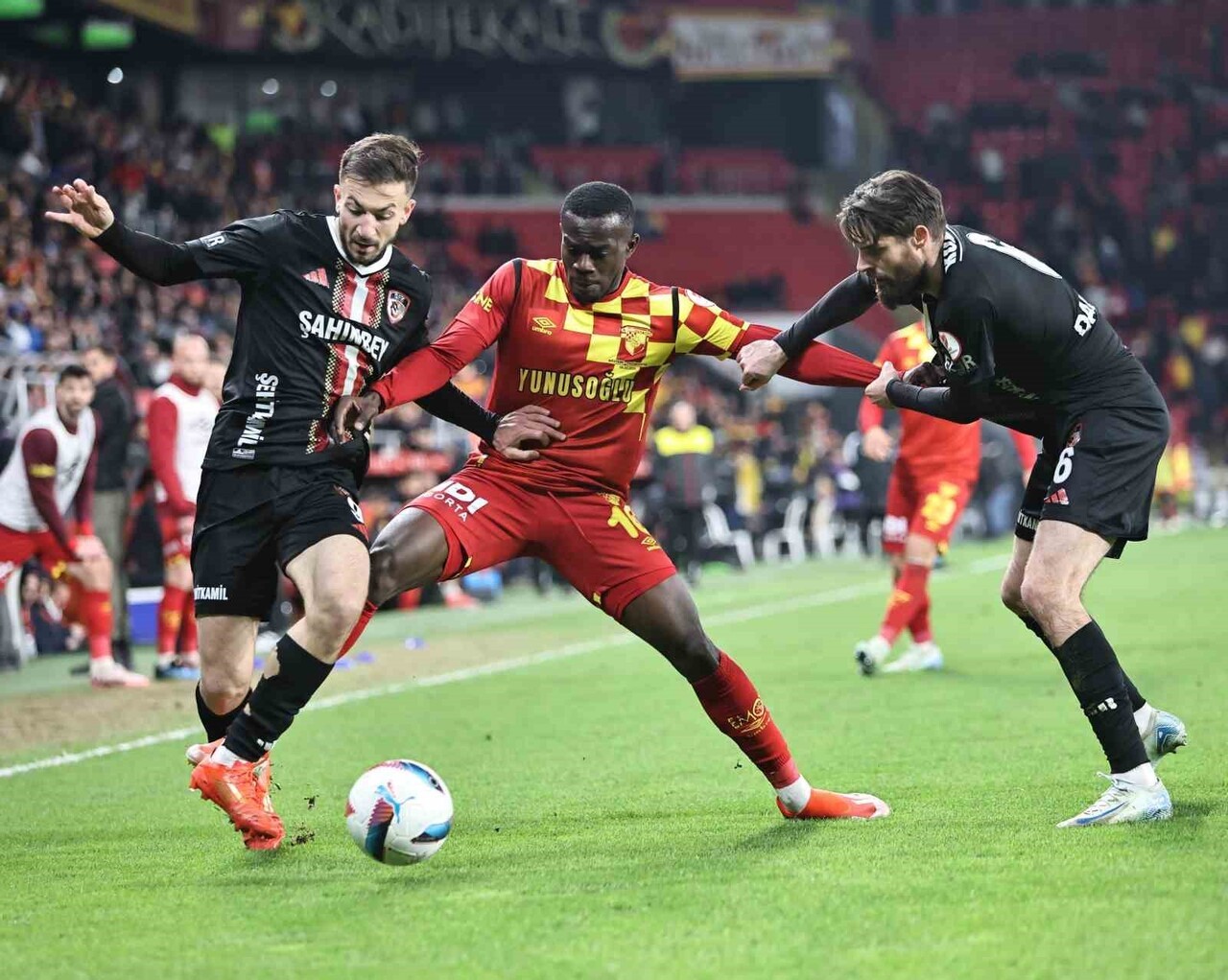 ANTHONY DENNİS KARİYERİNİN EN GOLCÜ SEZONUNU YAŞIYOR